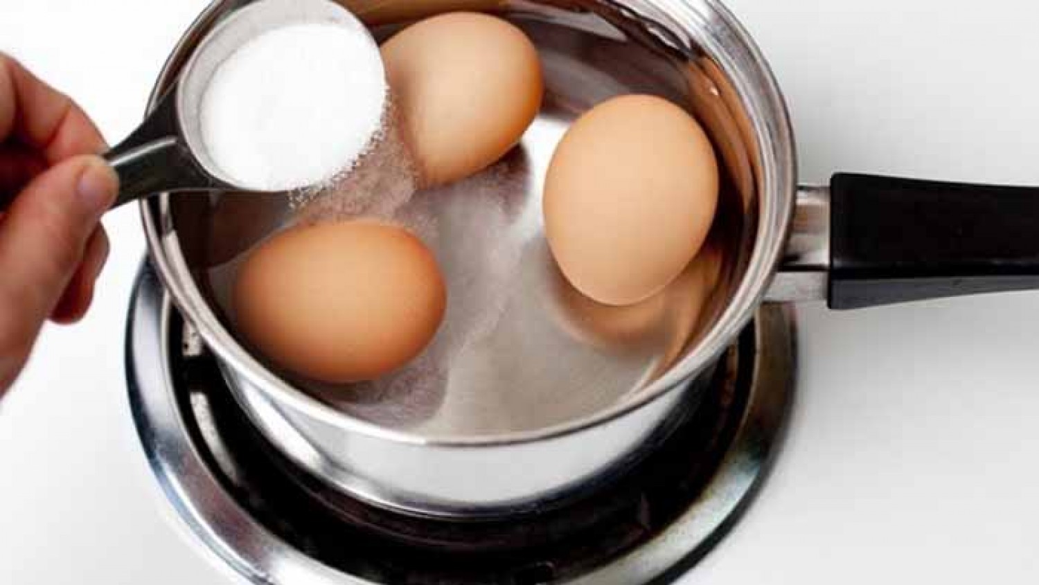 Egy hasznos tipp: tegyél egy kevés szódabikarbónát a tojások főzővizébe