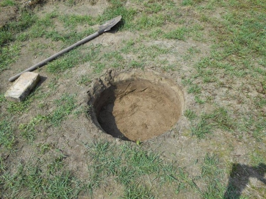 Egy kör alakú lyukat ásott a kertbe - És hogy mi lett belőle?